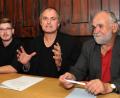 Bild: Stephan Huber
Eine grundlegende Veränderung in der Wirtschafts- und Gesellschaftspolitik fordern der Landtags-Direktkandidat der Linken, Wolfgang Berndt (rechts), der ehemalige Bundestagsabgeordnete Uwe Hiksch (Mitte) und der Spitzenkandidat in der Oberpfalz, Marius Brey (links).