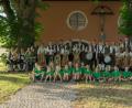Bild: Ostermeier
Die Blaskapelle Teunz freut sich auf ihr Jubiläumsfest am 22./23. September. Auch die Bläserklasse (mit T-Shirts) feiert mit.