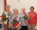 Bild: njn
"Treibende Kräfte" des Frauenkreises sind (von links) Gisela Bauschke, Marga Rose und Olga Rottmann. Stellvertretend für die Mitglieder überreichte Sigrid Häupler (rechts) als Dankeschön Blumentöpfe.