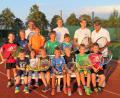 Bild: exb
Stellvertretender Jugendwart Hannes Kern (hinten, Zweiter von links) führte Regie beim Ferienprogramm der SV-Sparte Tennis. Abteilungsleiter Wolfgang Kolb (hinten links) lud zum wöchentlichen Training ein.