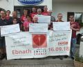 Bild: soj
Über großzügige Spenden konnten sich die Verantwortlichen für die Typisierungsaktion freuen:
Die Feuerwehr Ebnath mit Vorsitzenden Thomas Pelzer (3.v.li), der FGV Mehlmeisel mit Vorsitzendem Edwin Prechtl (8.v.links), der Trachtenverein mit Vorsitzenden Hans-Jürgen Enders und der Traktorclub Fichtelnaabtal mit Vorsitzenden Johannes Pöllath (rechts) sowie ihre Stellvertreter übergaben die Spenden.