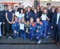 Bild: jr
Der Feuerwehrnachwuchs aus Waldeck (hockend) holte den Siegerpokal. Mit im Bild die weiteren Pokalgewinner von den Feuerwehren Vordorf und Löschwitz-Kaibitz sowie Kreisjugendwart Wolfgang Bauer (Dritter von rechts), stellvertretender Landrat Dr. Alfred Scheidler (rechts) und 2. Bürgermeister Reinhard Wurm (Vierter von links).
