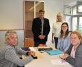 Bild: rgr
Am letzten Dienstag wurden die VdK-Mitglieder wieder in Grafenwöhr beraten. Bürgermeister Edgar Knobloch (Zweiter von links) hieß dazu die neue VdK-Kreisgeschäftsführerin Sarah Kellner (Zweite von rechts) willkommen. Mit auf dem Bild sind auch Waltraud Balk (rechts) sowie Doris Sölch (Mitte) vom VdK-Ortsverband Grafenwöhr.