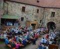 Bild: gi
Am zweiten Tag zu der 30-jährigen Innensanierung des Schlosses spielten die „Straßenmusikanten“ im Schlosshof zünftig auf.