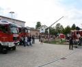 Bild: bjp
Klein und Groß waren auf den Beinen, als zahlreiche Feuerwehren auf dem Zessauer Dorfplatz ihre Ausrüstung zeigten. Im Hintergrund der Kran von Wechsellader "Elefant" aus Speichersdorf, der den Katastrophenschutz-Abrollbehälter für Wasserförderung nach Zessau bugsiert hatte. Bild: bjp