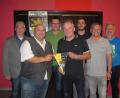 Bild: khg
Wimpel-Übergabe von Thomas Gebele an Lutz Wagner mit den Ehrengästen (von links) Thomas Graml, Thomas Ernst, Thomas Ehrnsperger, Karl-Heinz Schleier und Andreas Allacher.