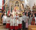 Bild: aun
Alle Vertreter örtlicher Vereine mit Kirchenverwaltung, Pfarrgemeinderat, Ministranten, Geschwister und Jubilar Josef Kanovsky (dritte Reihe, Mitte) mit den Zelebranten im Altarraum.