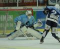 Bild: gb
Am vergangenen Sonntag unterlagen die Blue Devils den Icefighters Leipzig mit 5:6 nach Penaltyschießen. Hier verwandelt Christian Ouellet seinen Penalty gegen den Leipziger Goalie Eric Hoffmann. Am Wochenende treffen die Weidener zwei Mal auf die Saale Bulls Halle.