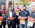 Bild: njn
Auf den großen Discoabend am Dienstag, 2. Oktober, in der Stadthalle mit DJ "Fleischi" freuen sich die Verantwortlichen der Feuerwehr mit Vorsitzendem Albert Vollath (links) und Kommandant Bernhard Schmidt (Dritter von rechts) sowie Bürgermeister Hans Donko (Dritter von links).
