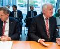 Bild: Bernd von Jutrczenka, dpa
Horst Seehofer (rechts) und Hans-Georg Maaßen zu Beginn der Sondersitzung des Innenausschusses im Deutschen Bundestag.