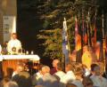 Bild: rha
Die letzten Sonnenstrahlen des Tages tauchen Bergkirche und Vorplatz in warmes Licht. Pfarrer Josef Irlbacher (rechts) zelebriert mit Diakon Dieter Gerstacker und Pfarrvikar Hruday Kumar Madanu (links sitzend) die Eucharistie.