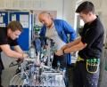 Bild: do
Das Training an modularen Produktionssystemen gibt den Rogers-Jungspunden Thomas Kausler (re) und Philipp Seitz (li) den letzten Schliff, bei den EuroSkills, der Europameisterschaft der Berufe, in Budapest zu bestehen. Ausbildungsleiter Johannes Beierl (Bildmitte) steht mit Rat und Tat zur Seite.
