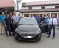 Bild: jr
Robert und Michael Härtl (Zweiter und Vierter von rechts) stellten den Mitgliedern der SPD-Ortsvereine Konnersreuth und Arzberg das Elektroauto der Firma RK-Tec vor.
