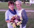 Bild: hir
Die Abteilungsleiterin der Abteilung Turnen der SpVgg Pfreimd Brigitte Hirmer (links) ehrte Hannelore Jahn (rechts) für ihre 30-jährige Tätigkeit als Übungsleiterin mit einen Blumenpräsent.