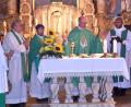Bild: boj
In Konzelebration feierten Ruhestandspfarrer Max Stigler, Kaplan William Akkala, Pfarrer Herbert Rösl und Urlaubsvertreter Abbé Fulgence Coly (von links) das Messopfer in der Pfarrkirche St. Martin.