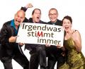 Bild: Thomas Nitz
Alice Köfer, Dieter Behrens, Bernhard Leube springen mit ihrem multi-Tasten-fähigen Pianisten Matthias Behrsing liebevoll durch die Musikgeschichte und fusionieren in ohrenberaubendem Tempo alles, was Rang und Namen hat.
