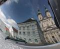 Bild: tr
Der Geschändete Heiland in der Basilika (rechts im Spiegelbild der Heckscheibe eines geparkten Autos am Basilikaplatz) wird einmal im Jahr besonders verehrt.