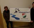 Bild: exb
TuS-Vorsitzende Cornelia Ruppert (links), und Organisator Dominik Gruber präsentieren das Logo des Vilsauenlaufs.