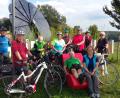 Bild: öt
Vor den Solarblumen im Bürgerpark Krummennaab legen die Radler des FGV Neusorg eine Verschnaufpause ein.