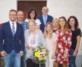 Bild: du
Maria Adam (vorne, Mitte) freut sich an ihrem 85. Geburtstag unter anderem über die Glückwünsche ihrer Kinder und Enkel sowie der Gemeindevertreter.