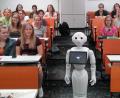 Bild: MRG/exb
Roboter zu Gast: Emily Pepper besucht die Klasse 8a des Max-Reger-Gymnasiums.