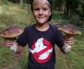 Bild: exb
Nico mit den Steinpilzen, die er bei der Tour durch den Kapplwald gefunden hat.
