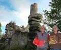 Bild: bsc
Vor der Burgruine Weißenstein präsentieren Norbert Reger (links), erster Vorsitzender der Gesellschaft Steinwaldia Pullenreuth, und Herausgeber Franz Hoffmann (rechts) ein einzigartiges Werk. Das Buch „Burgruine und Herrschaft Weißenstein“ wird am 5. Oktober der Öffentlichkeit vorgestellt.