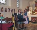 Bild: rha
Am Fatima-Tag zelebriert Regionaldekan Ludwig Gradl in der Bergkirche die Eucharistie. Die Stauber-Moidln, von Rita Butz auf der Zither begleitet, versetzen die Gottesdienstbesucher in andächtige Stimmung.