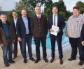 Bild: no
Beim Ortstermin im Freibad (von links): Gemeinderat Heinz Pickel, das Vorstandsmitglied des JU-Ortsverbands Birgland/Illschwang, Sebastian Zeisig, CSU-Bezirkstagskandidat Henner Wasmuth, Landtagsabgeordneter Harald Schwartz, Staatssekretär Hans Reichhart, Bürgermeister Dieter Dehling und Bademeister Stefan Behringer.