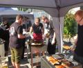 Bild: sei
Die Helfer des Manteler Stammtischs waren am Bratwurstgrill und beim Dotschbacken schwer beschäftigt. Vor allem nach Dotsch war die Nachfrage groß.