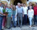 Bild: fsb
Mit Frieda Beutner (Vierte von links) freuen sich (von links) Bürgermeister Martin Schregelmann, Schwiegertochter Irene Reiter-Beutner, Neffe Hartmut Adelmann, die Enkelinnen Andrea und Anna, Sohn Hermann (verdeckt), Bruder Helmut Bruckner, Sohn Jürgen, die Enkel Mathias und Thomas Beutner, Cathrin Kube und Sohn Hans.
