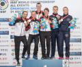 Bild: ISSE
Die dreimalige Weltmeisterin Kerstin Schmidt (Dritte von rechts) freut sich bei der Siegerehrung über Gold.