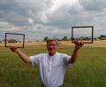 Bild: tr
Landwirtschaftsdirektor Wolfgang Wenisch veranschaulicht die Idee der Großensterzer "Bildergalerie" mit zwei Bilderrahmen.