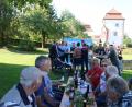 Bild: sne
Am Dorfplatz vor dem Dießfurter Schloss können sich Pressather und Dießfurter mit Landtagsabgeordnetem Tobias Reiß und Bezirkstagslistenkandidat Matthias Grundler austauschen.