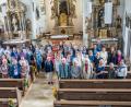 Bild: Michael Hellmuth
Die Teilnehmer des Neunburger Pfarrausflugs in der Pfarrkirche von Sankt Englmar.