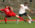 Bild: R. Kreuzer
Selbst ein langes Bein des Vohenstraußers Sebastian Zäch (links) reicht in dieser Situation nicht, um Alexander Schärtl (VfB Mantel) zu stoppen. Tabellenführer SpVgg Vohenstrauß siegte dennoch mit 2:1 und vergrößerte seinen Vorsprung, weil die Konkurrenz ausnahmslos patzte.