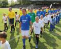 Bild: Gerhard Götz
Angeführt von Fredi Bobic .liefen die Ex-Profis und Spieler der Schwandorfauswahl ins Spielfeld ein.