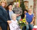 Bild: njn
Ihren 90. Geburtstag feiert Maria Kunz (vorne sitzend). Neben einer Abordnung des katholischen Frauen- und Müttervereins (rechts) gratulierten Sohn Werner (Mitte) mit Ehefrau Christl (Zweite von rechts) sowie dritte Bürgermeisterin Sonja Heindl (links).