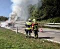 Bild: Alexander Auer
Die Feuerwehr löscht das brennende Auto auf dem Autobahnzubringer bei Pentling,