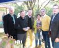 Bild: njn
Die Ehrengäste überzeugen sich von einem breiten Angebot an Bio-Erzeugnissen aus der Region. Auf dem Bild der Geschäftsführer der Steinwald-Allianz, Martin Schmid (rechts), mit (von links) Erbendorfs zweitem Bürgermeister Johannes Reger, Landtagsabgeordnetem Tobias Reiß, Baron Eberhard von Gemmingen-Hornberg sowie Kemnaths Bürgermeister Werner Nickl mit Ehefrau Elisabeth.