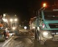 Bild: Wolfgang Steinbacher
Tag und Nacht laufen von Freitag bis einschließlich Sonntag die Arbeiten in der Sperrzone auf der B 14 zwischen Meister-Kreuzung und Feuerwehrhaus. Mehr als 30 Sattelschlepper tauschen dabei rund 2600 Tonnen Asphalt aus.
