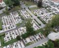 Bild: bey
Neue Gräberformen machen eine neue Friedhofs- und Bestattungssatzung erforderlich. Zusätzlich zum kreisförmigen Urnenfeld entstehen an der Friedhofsmauer demnächst pflegefreie Wiesengräber für herkömmliche Erdbestattungen.