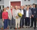Bild: du
Vermessungsdirektor a.D. Albert Troidl (vorne, mit Blumenstrauß) feierte mit den Brüdern Hans und Josef, Tochter Evelyn und Verwandten sowie den Vertretern der Gemeinde und der Feuerwehr in bewundernswerter Vitalität 95. Geburtstag.