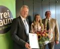 Bild: exb
Landrat Dr. Karl Döhler (links) und BRK-Kreisgeschäftsführer Thomas Ulbrich (rechts) gratulieren Sabrina Ott (Mitte) zu ihrer herausragenden Leistung.