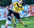 Bild: Alfred Schwarzmeier
Die SpVgg Schirmitz kann auswärts doch noch punkten. Mit 2:0 gewann die Dütsch-Truppe beim SV Kulmain und verbuchte damit die ersten Zähler auf des Gegners Platz in der laufenden Saison. In dieser Szene trennt Timo Hirmer (links) den Kulmainer Benjamin Hautmann energisch vom Ball.