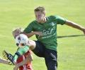 Bild: Ziegler
Mit vollem Einsatz klärt in dieser Spielszene der Haselmühler Rechtsverteidiger Matthias Meier (rechts) gegen den Schmidmühlener Außenbahnspieler Philipp Hofmann (links hinten).

Bild: Ziegler