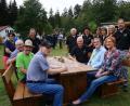 Bild: eib
Von großer Delegation begleitet überreichten 1. Vorstand Josef Hellerbrand (Bildmitte sitzend) und 2. Vorstand Engelbert Horn (rechts) beim Herbstfest eine massive Bank an Heimleiterin Petra Spachtholz (vorne rechts sitzend)