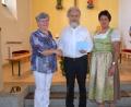 Bild: gi
Die beiden Vorsitzenden Angela Striegl (links) und Elisabeth Kraus (rechts) vom Frauenbund Moosbach übergeben Pater Ferdinand 2500 Euro für seine Arbeit im Kongo.