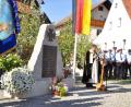 Bild: es
Die Soldaten- und Reservistenkameradschaft Großenschwand feiert 90-jähriges Bestehen. Die Totenehrung hält am Kriegerdenkmal vor der Kapelle Diakon Norbert Hammerl (links, rechts von ihm Mitglieder des Jubelvereins) und Ehrenkreisvorsitzender Dieter Mirus (rechts).