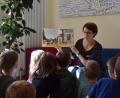 Bild: pjaf
Gespannt hören die Kinder den Geschichten von Petra Lederer (mitte) zu.